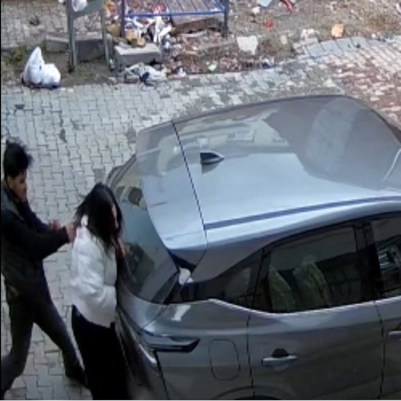 Sokakta çığlık! Darp ettiği eşinin başına silah dayadı!