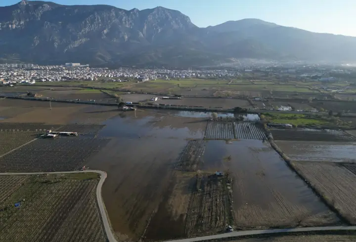 Manisa'da taşkın sonrası su içinde kalan Gediz Ovası normale döndü