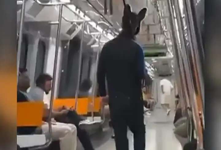 Hayvan kostümü ve oyuncak tüfekle metroya binen şüpheli yakalandı