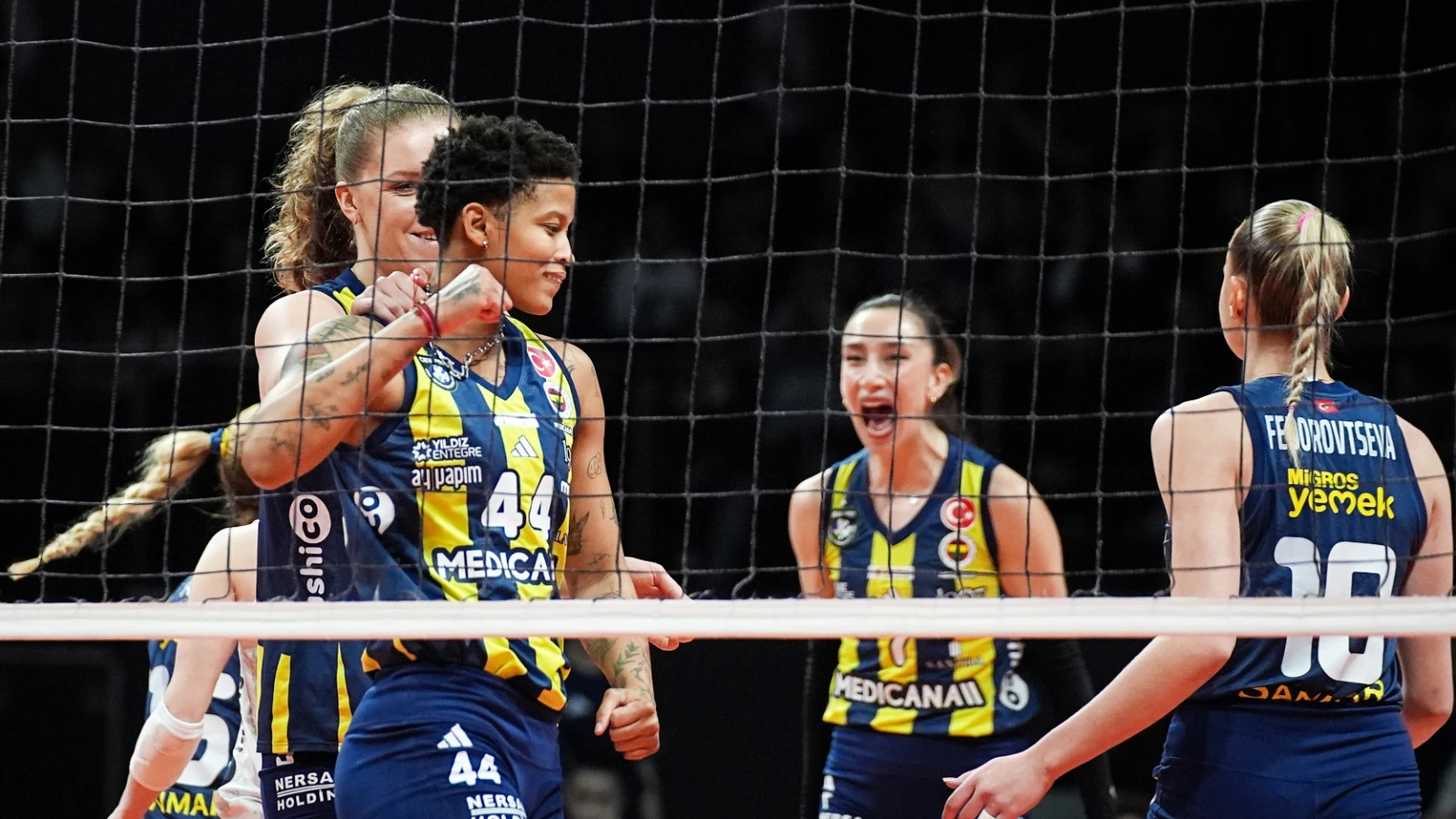 Fenerbahçe, Vakıfbank'ı yenerek final serisini uzattı