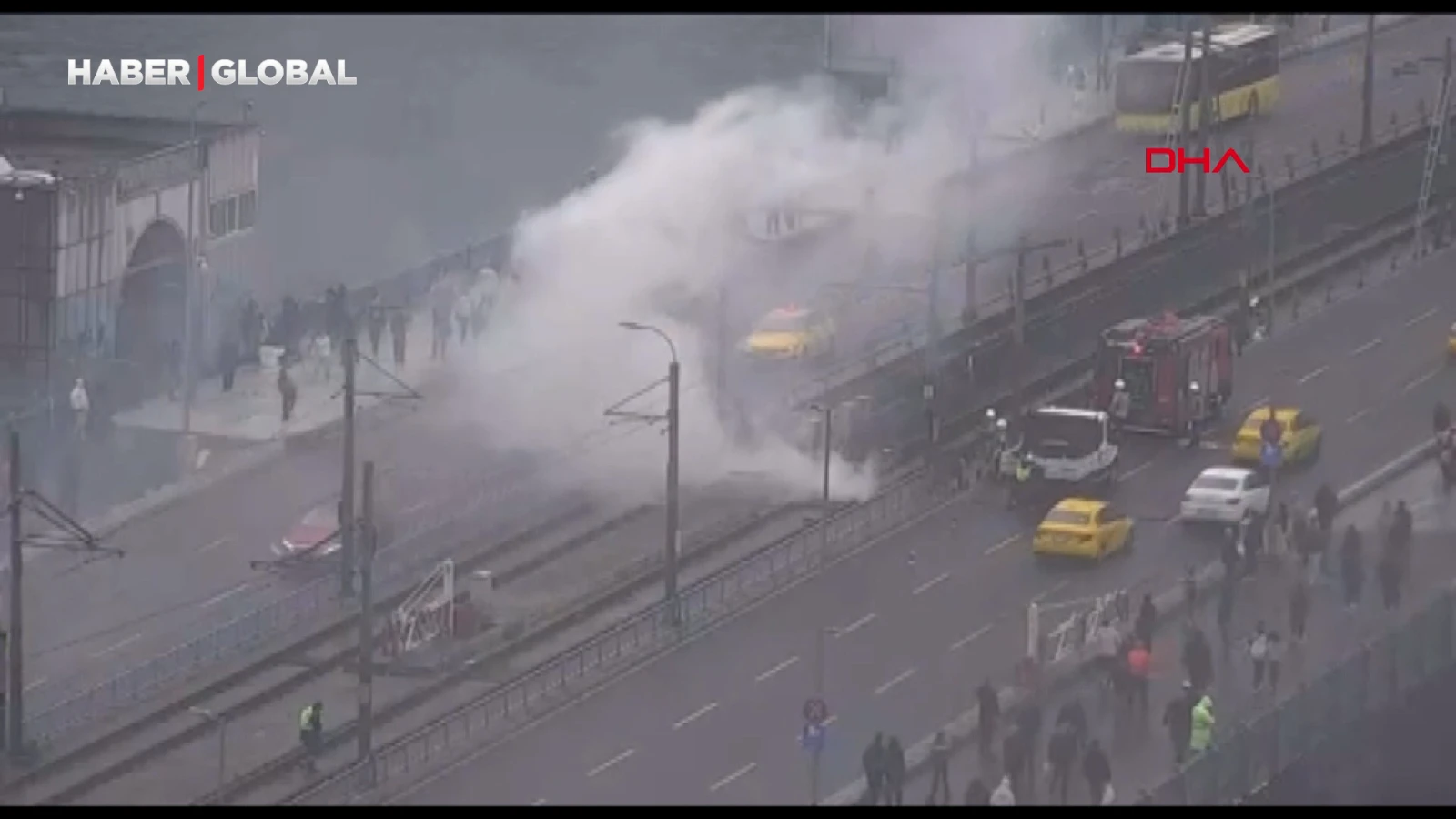 Galata Köprüsü'nde yangın: Tramvay seferleri durduruldu!