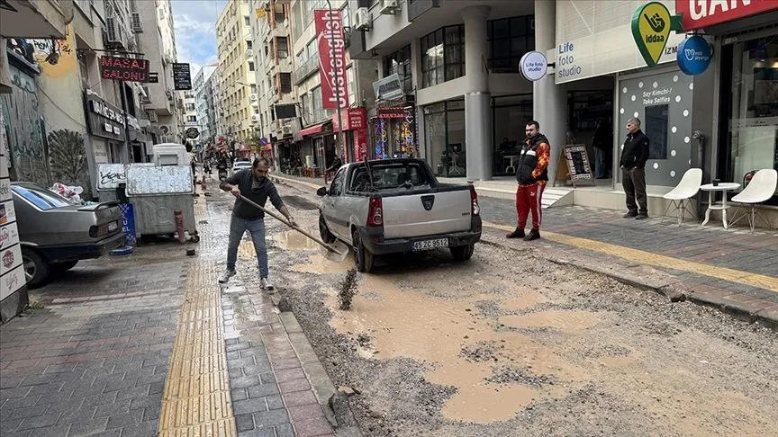 İzmir Alsancak esnafı uzun süren altyapı çalışmalarına tepkili
