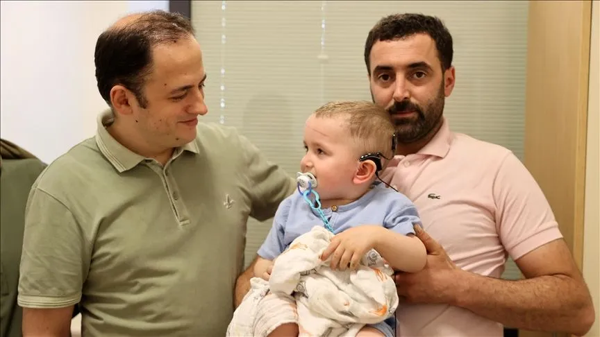 Doğuştan işitme engelli 2,5 yaşındaki çocuk ilk kez duymaya başlayınca ağladı