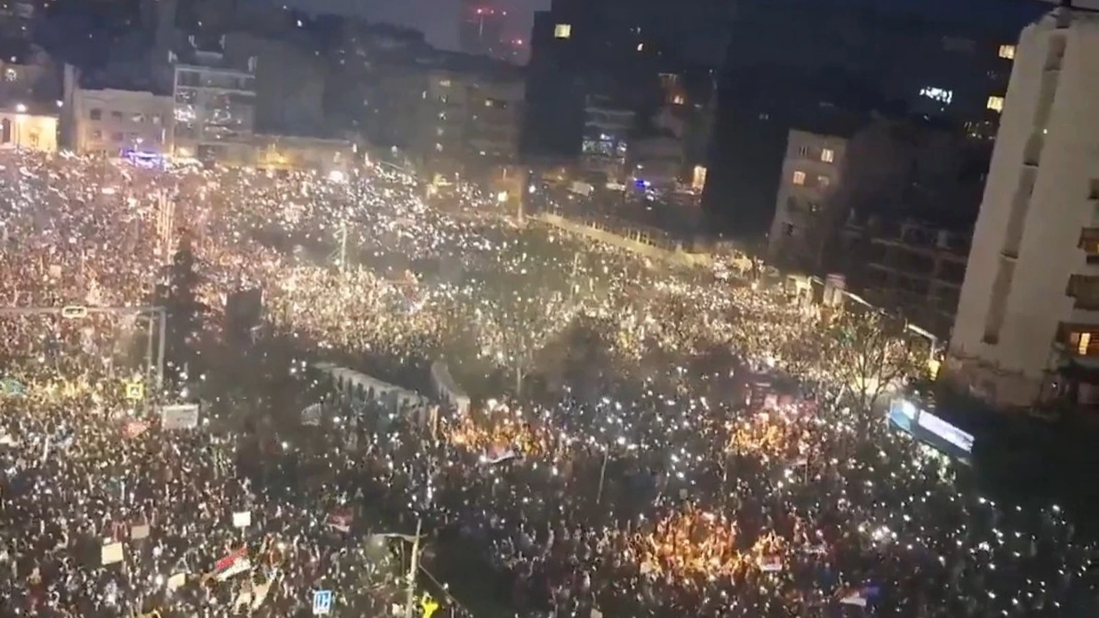 Sırbistan'da ülke tarihinin en kalabalık protestosu düzenlendi