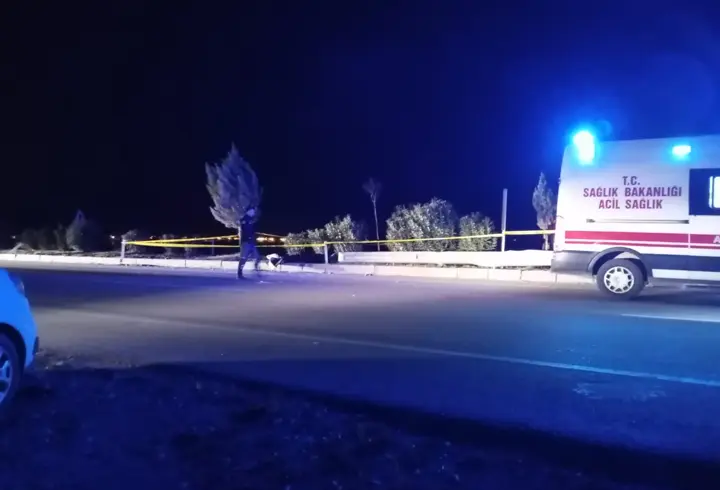 Adana'da motosiklet refüje çarptı; 1 ölü, 1 yaralı