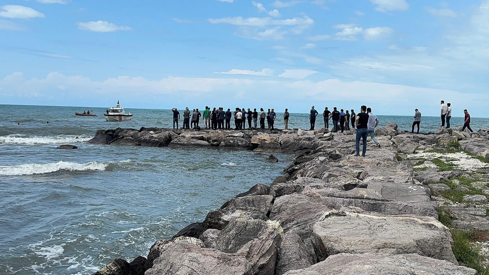 Giresun'da serinlemek için babasıyla denize giren çocuk kayboldu
