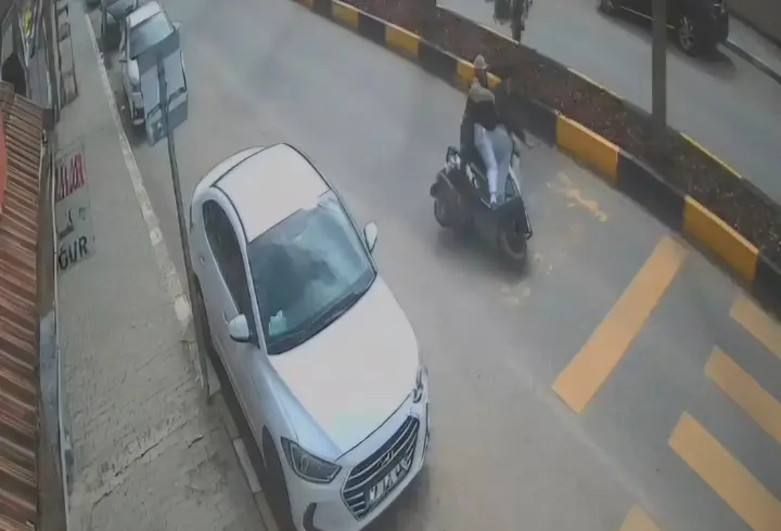 Devrilen motosikletteki 2 kişi yaralandı; kaza kamerada