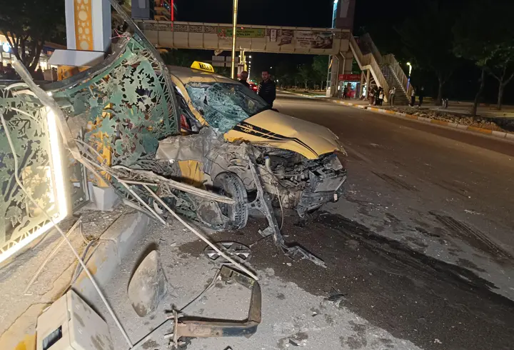 Elazığ’da aydınlatma direğine çarpan takisinin sürücüsü yaralandı
