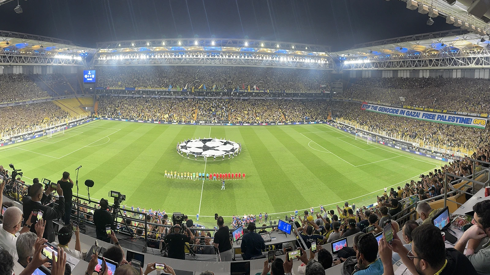 Kadıköy'de 12 yıl sonra Şampiyonlar Ligi müziği çaldı