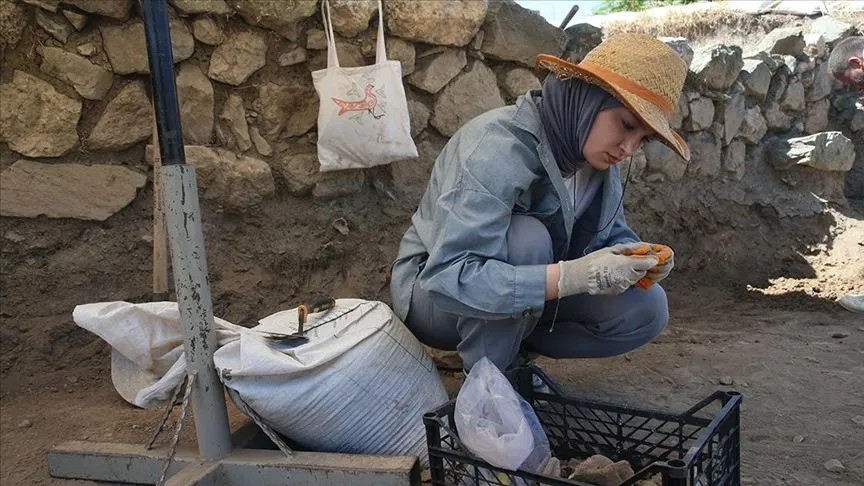 Komana Antik Kenti kazısında kadın işçiler de görev yapıyor
