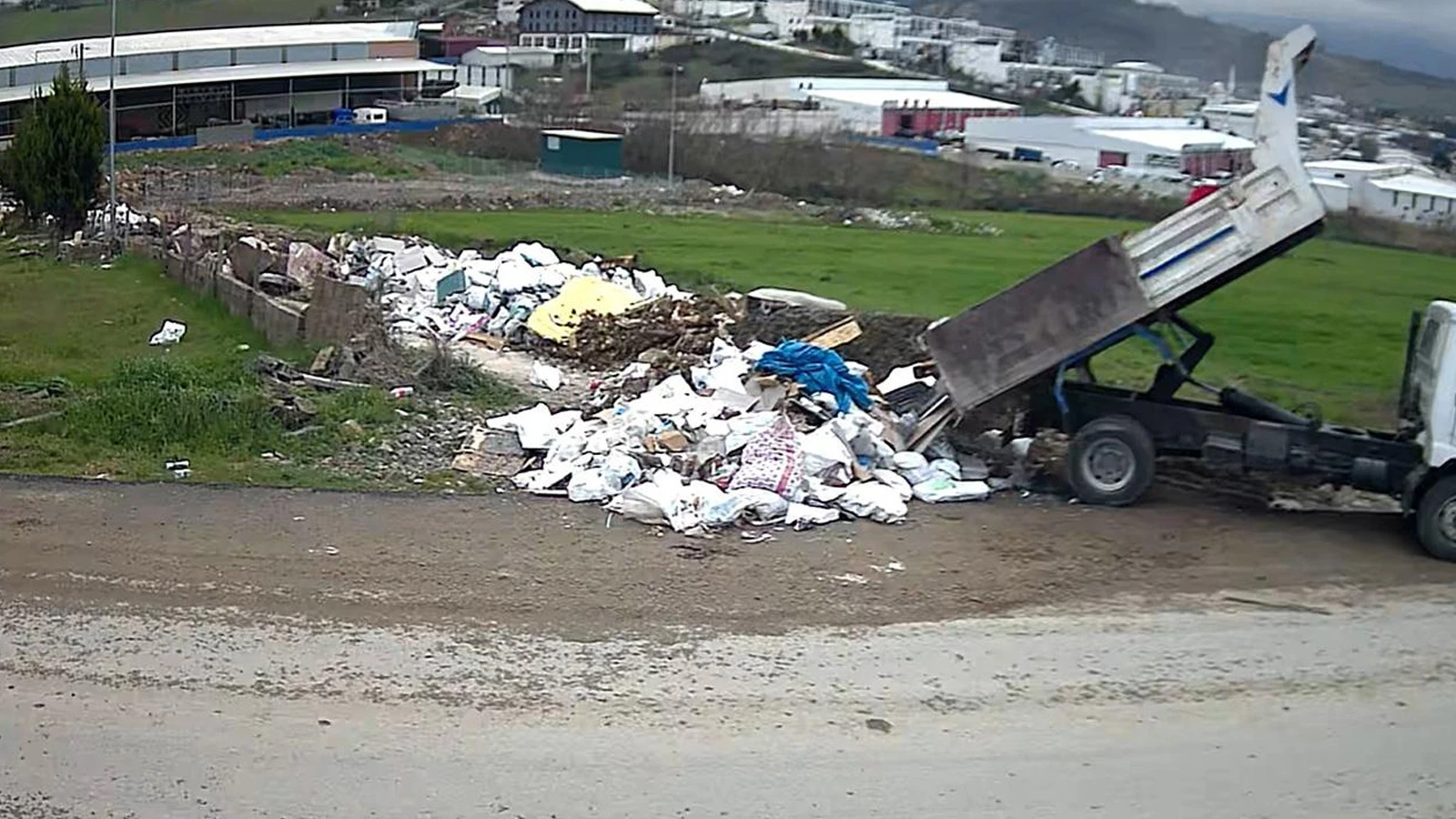 Kaçak moloz dökümüne fotokapanlı ceza