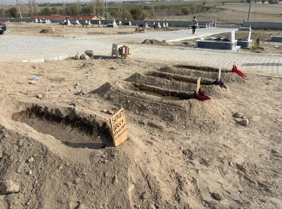 Servet Böcek, eşi ve iki çocuğunun yanına defnedildi
