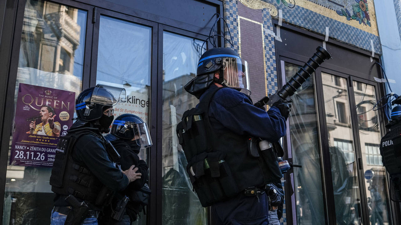 Fransa Hükümeti, Polislerin Şok Bombası Kullanma Yasağını Kaldırdı