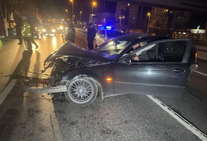 İstanbul - Avcılar D-100’de bariyerlere çarpıp kaza yaptı; aracını bırakıp kaçtı