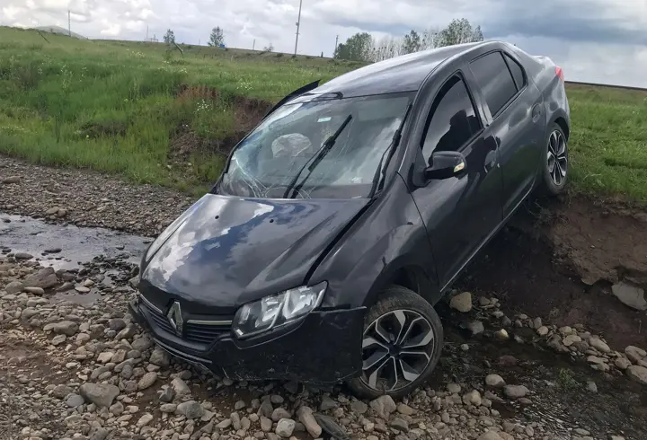 Karlıova’da otomobil tarlaya yuvarlandı: 3 yaralı 