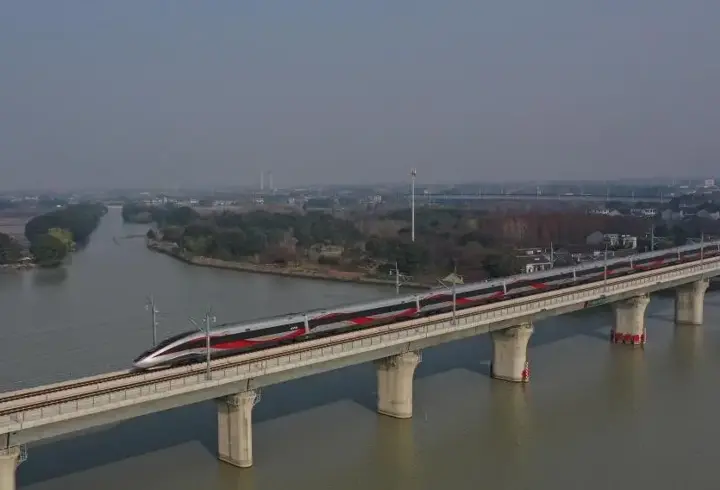 Çin'de demir yolu köprüsü çöktü: 5 işçi hayatını kaybetti