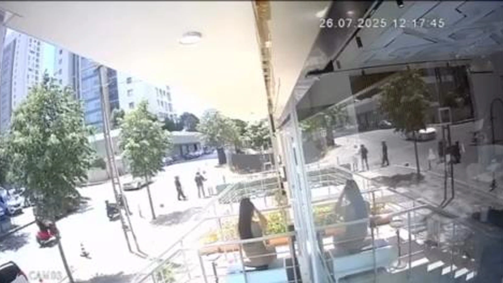Tartıştığı kişiyi sokak ortasında silahla vurdu
