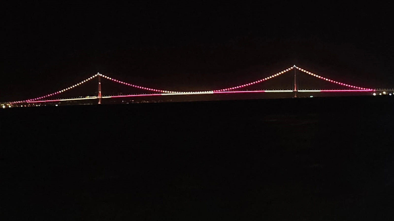 Çanakkale Köprüsü sarı-kırmızı renklerle boyandı