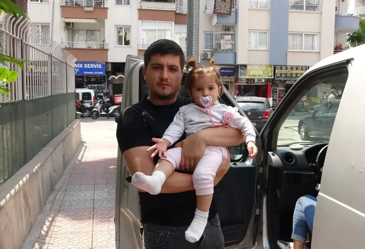 Akülü araca otomobil çarptı! 1 yaşındaki kız çocuğu saniyelerle ölümden döndü...