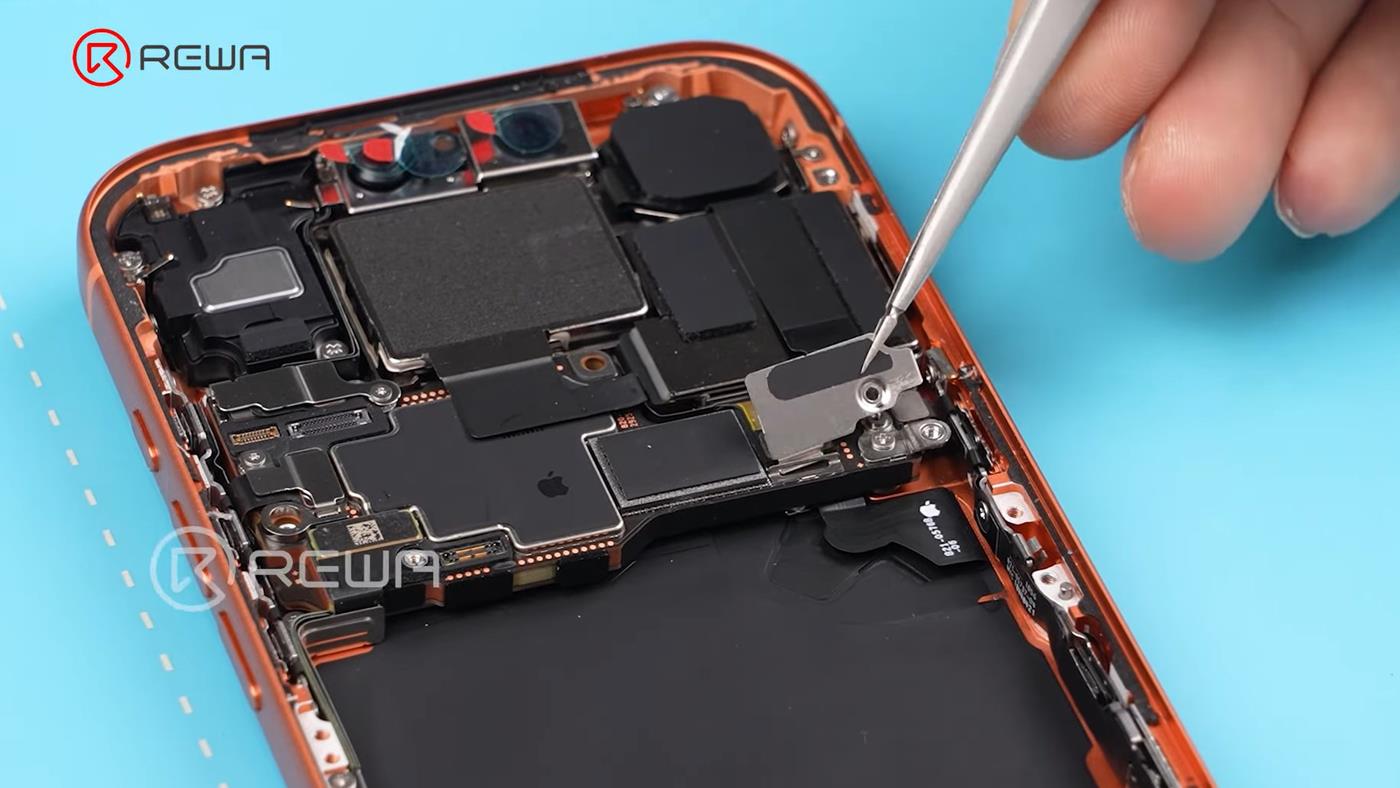 iPhone 17 Pro parçalarına ayrıldı: Daha kolay tamir ediliyor