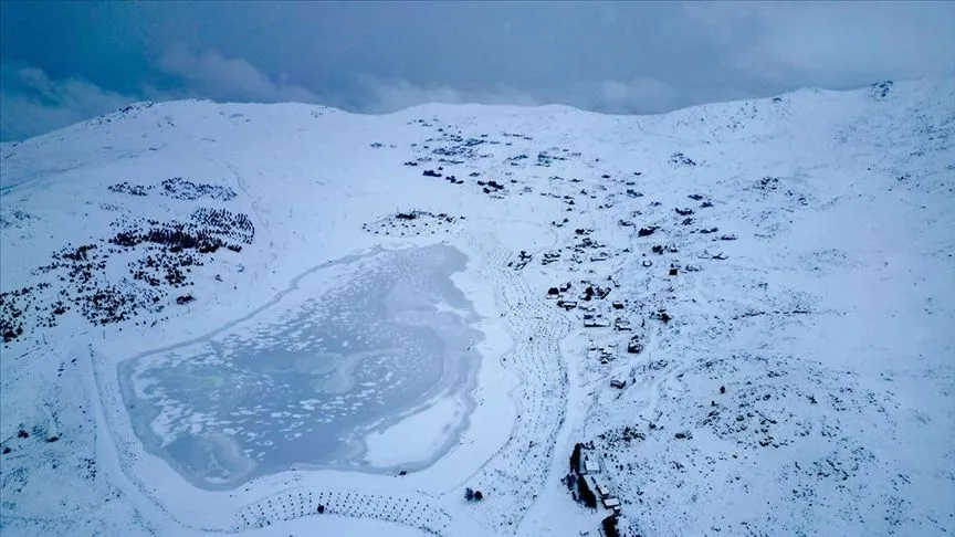 Bayburt'taki Aydıntepe Göleti'nin yüzeyi buz tuttu