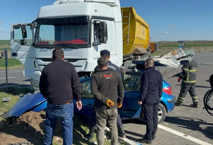 Hafriyat kamyonu ile çarpışan otomobilin sürücüsü ve oğlu yaralandı