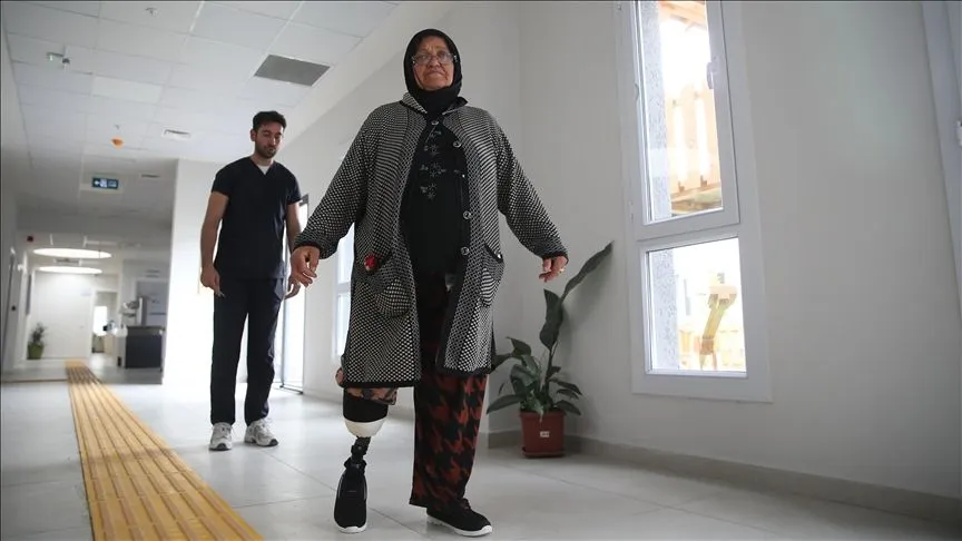 Depremden sonra bacağını kaybeden afetzede protezle yeniden ayağa kalktı