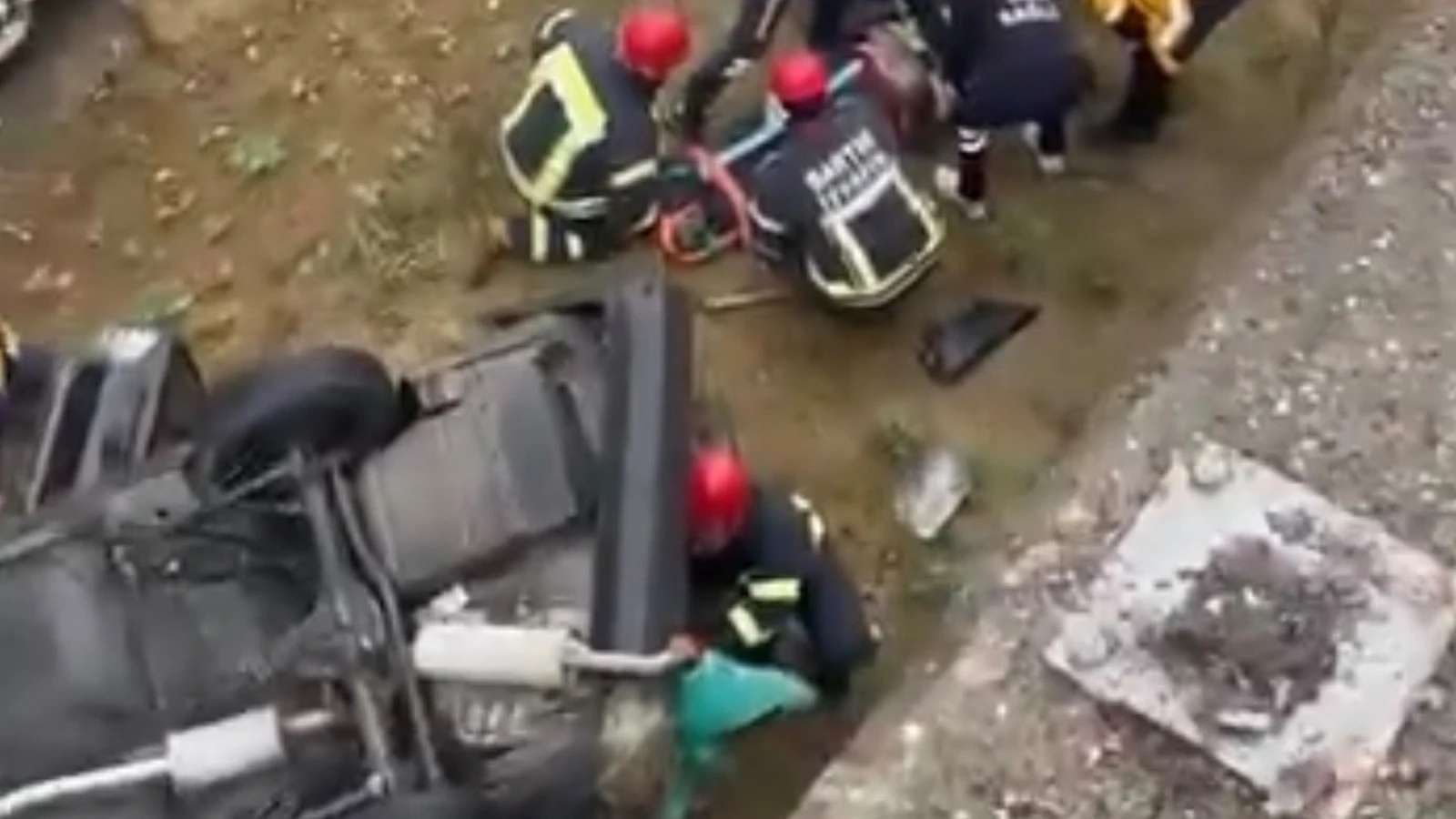 Otomobil, kayganlaşan yolda istinat duvarını aşarak düştü; 1 yaralı