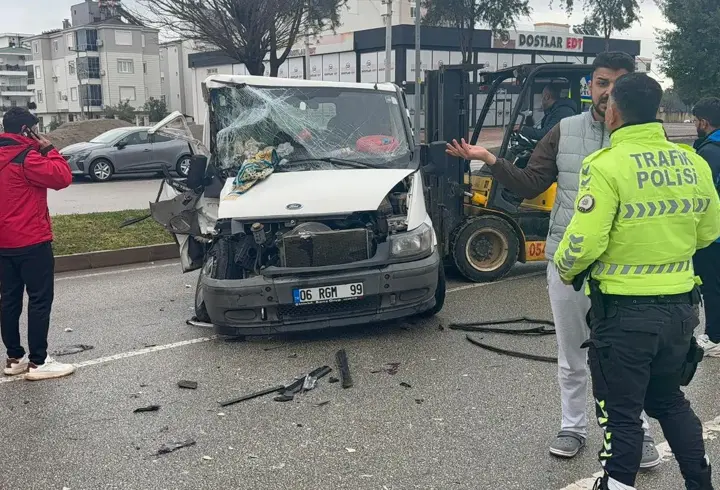 Hafif ticari araçla kamyonet çarpıştı: 1'i çocuk, 3 yaralı