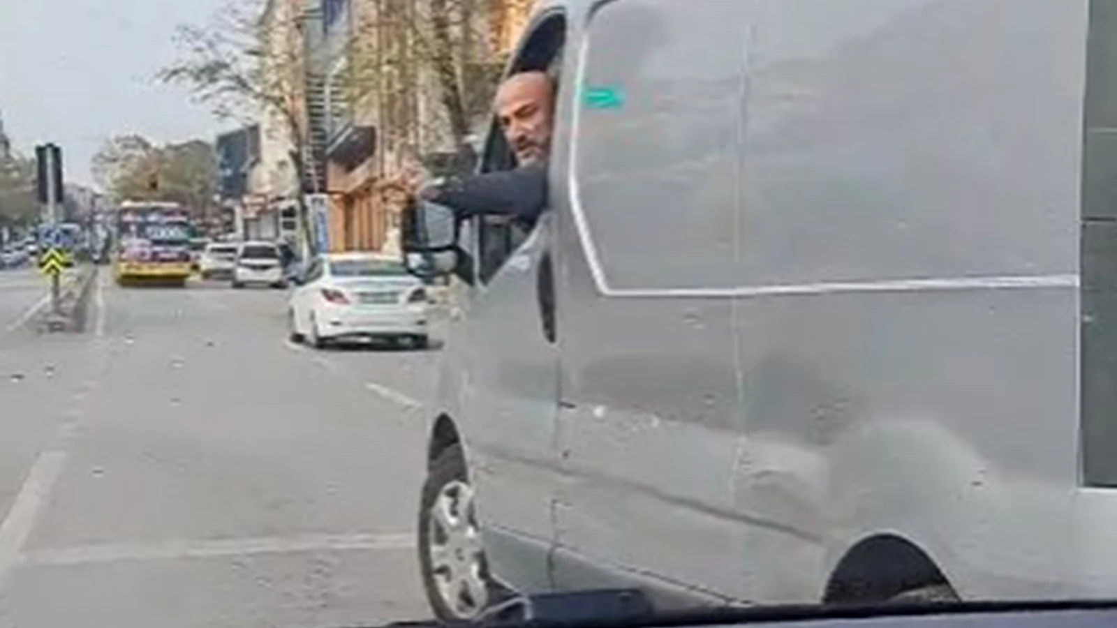 Ümraniye'de yol verme tartışması! O anlar kamerada