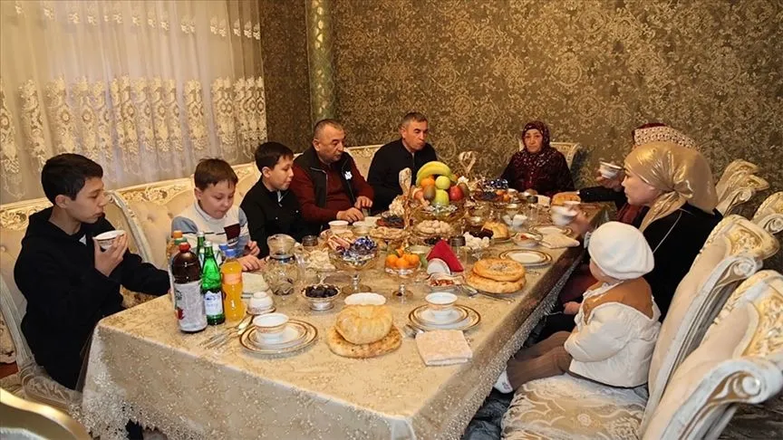Özbek aileler ramazanda "ağız açar" iftar sofralarında bir araya geliyor