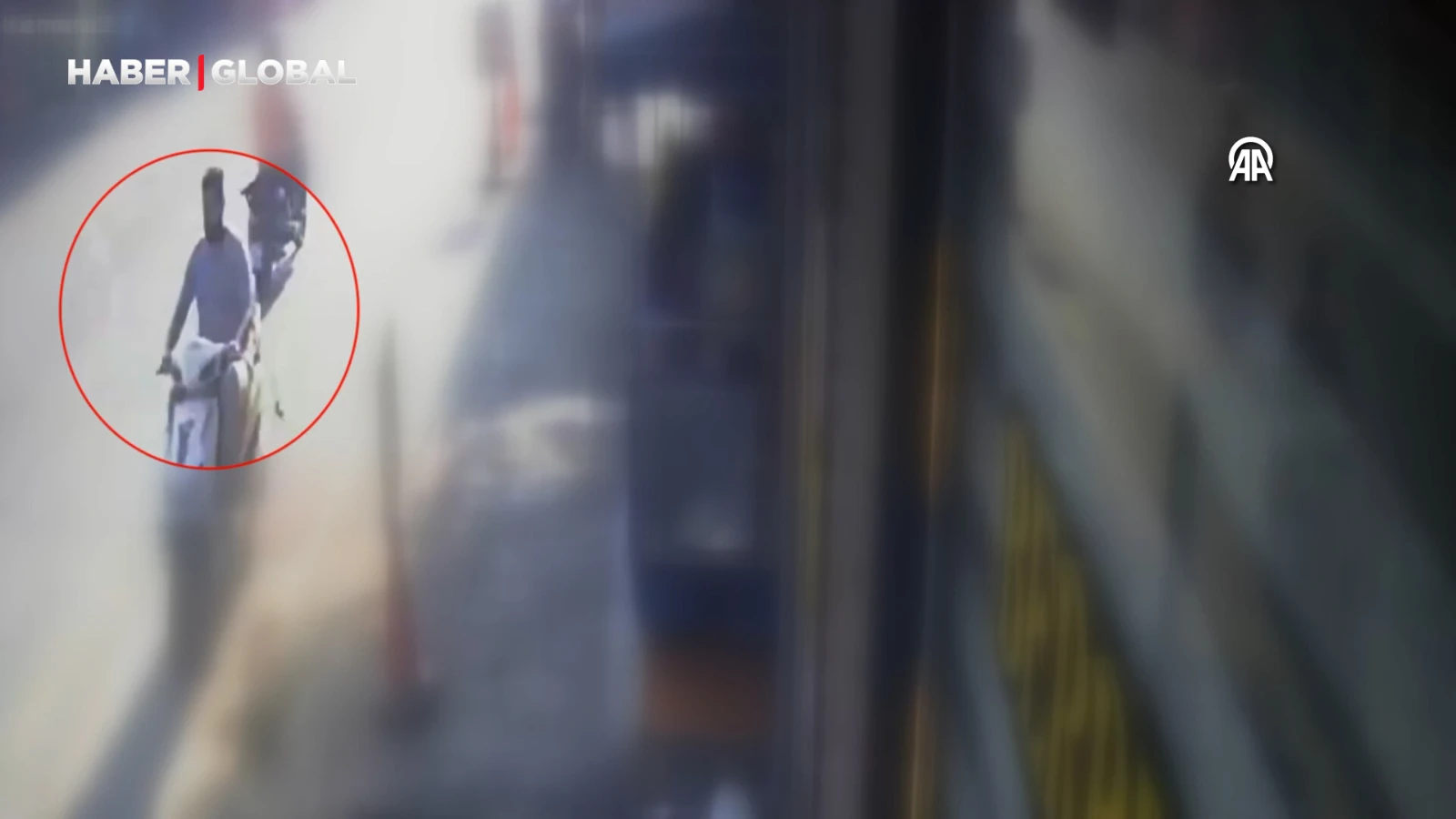 Annesini öldüren şüphelinin olay yerine gelişi kamerada