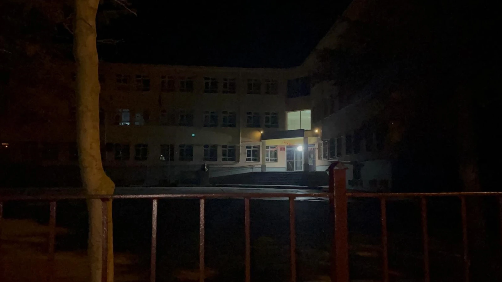 Okul bahçesinde büyük dehşet! Babayı dövdüler oğlunu bıçakladılar