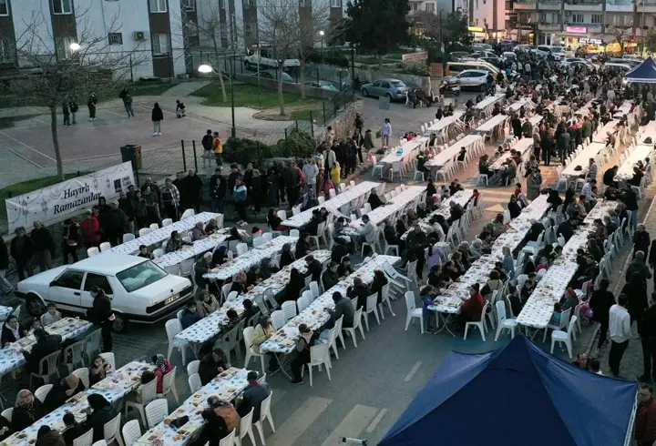 Kuşadası'nda ilk iftar sofrasını Hacıfeyzullah Mahallesi'nde kuruldu