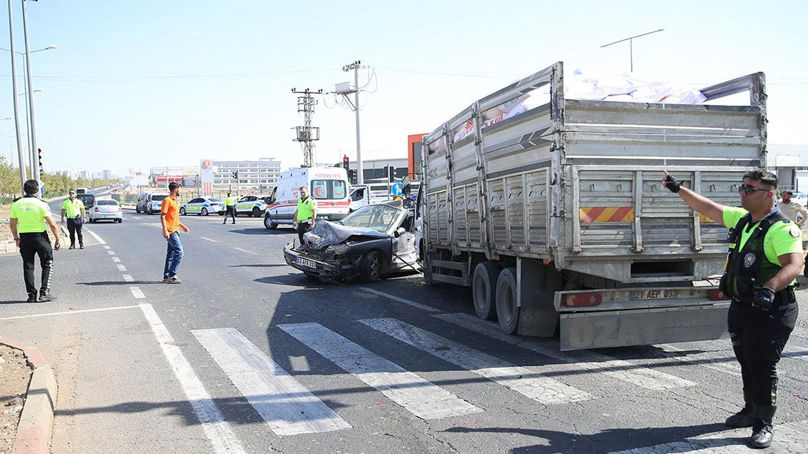 Diyarbakır'da 6 araç birbirine girdi, çok sayıda yaralı var