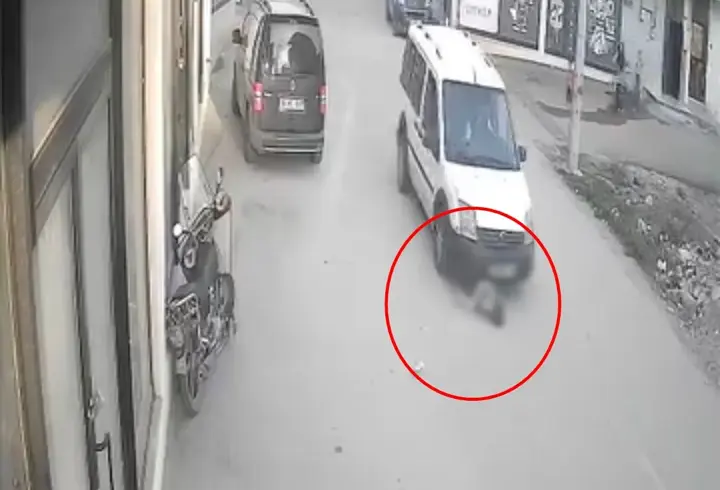 Yola fırlayan 2 yaşındaki çocuğa hafif ticari araç çarptı