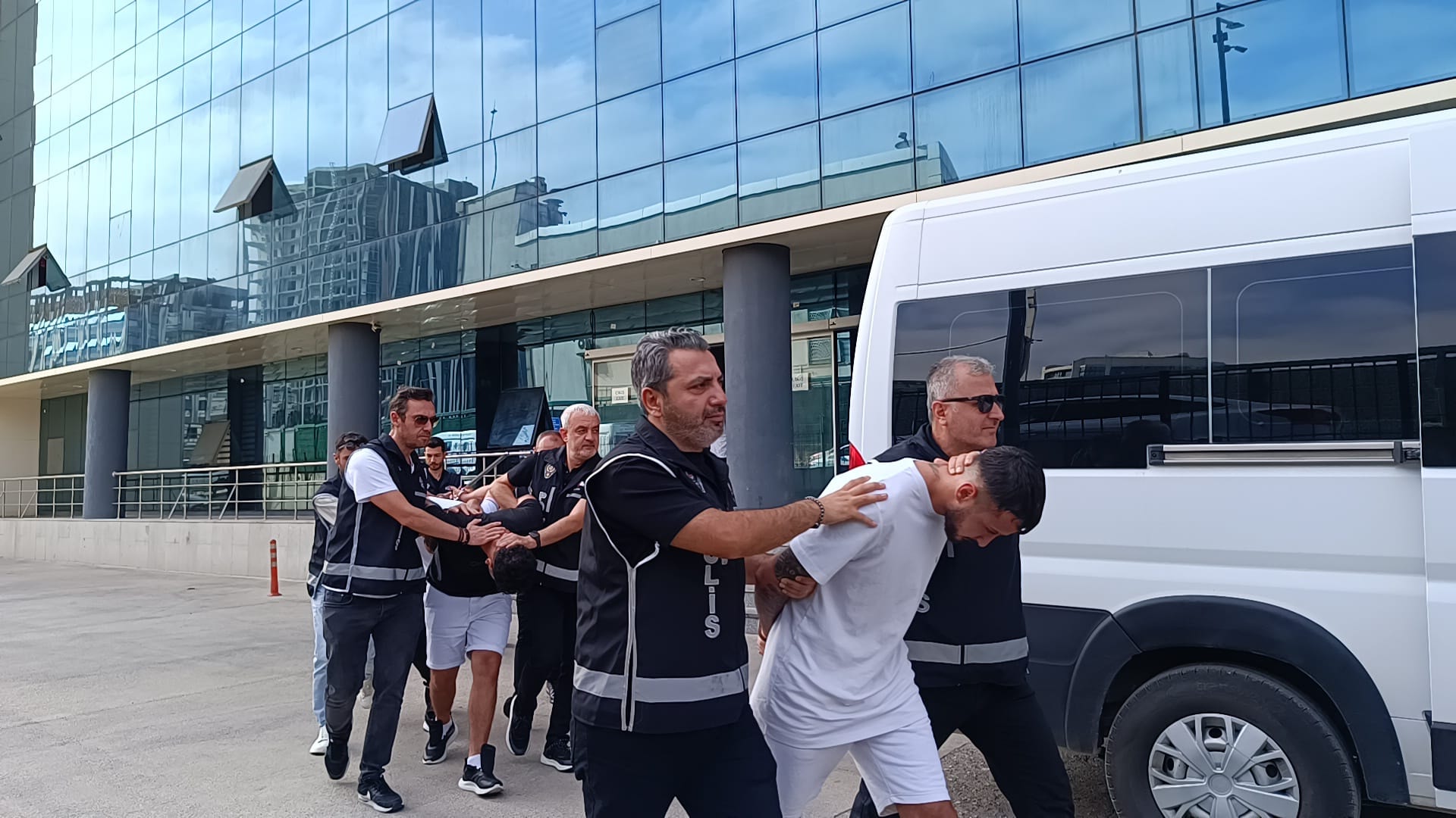 Bursa merkezli 6 ilde suç örgütü operasyonu: 11 gözaltı