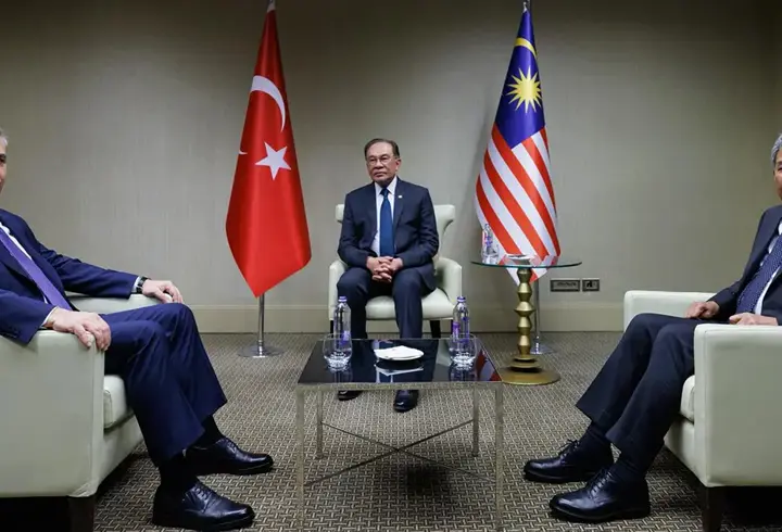 Dışişleri Bakanı Hakan Fidan, Malezya Başbakanı İbrahim ile bir araya geldi