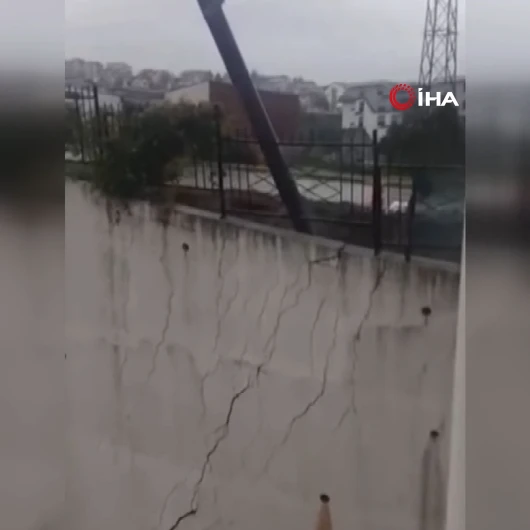 Kocaeli'de Çatırdama Sesleriyle Yıkılan Dev İstinat Duvarı Elektrik Direğini De Devirdi