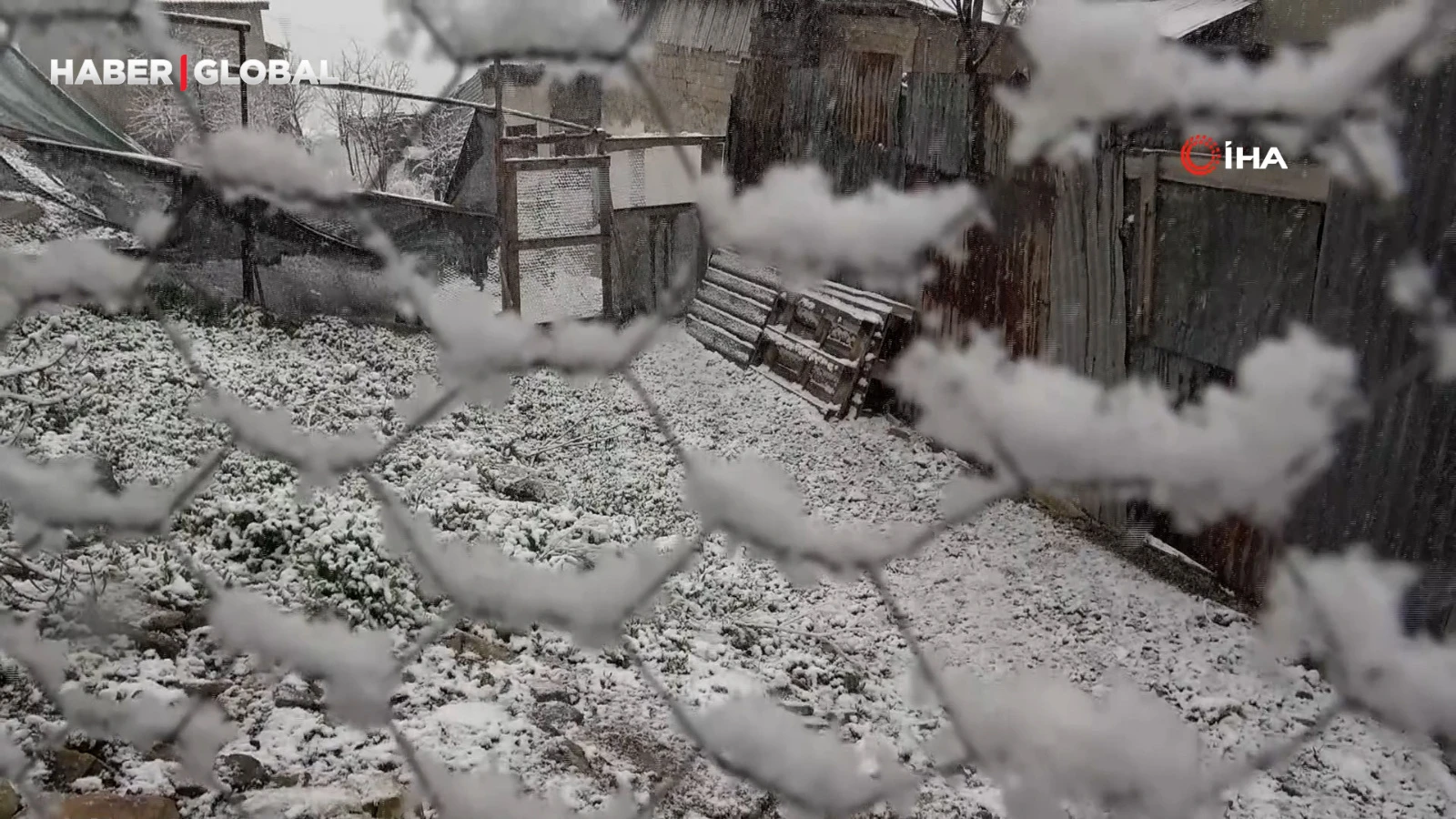 Beklenen Nisan karı geldi: Bayburt'a lapa lapa kar yağdı