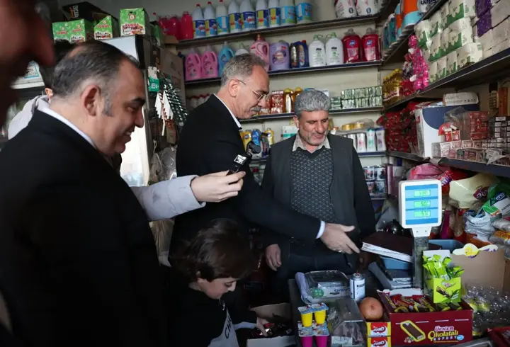 Belediye başkanı, veresiye defterini tartıp 50 bin TL'ye satın aldı