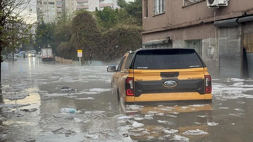 Adana'da sağanak ve dolu hayatı olumsuz etkiledi