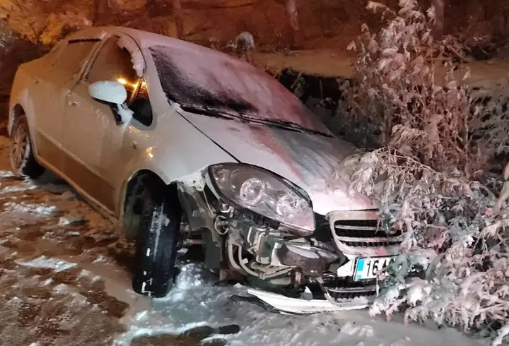 Bursa'da hafif ticari araç ile otomobil çarpıştı: 7 yaralı