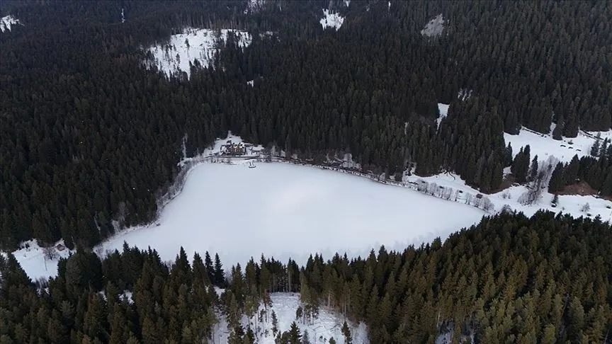 Artvin'in "sakin şehir" ünvanlı Şavşat ilçesindeki Karagöl'ün yüzeyi buz tuttu