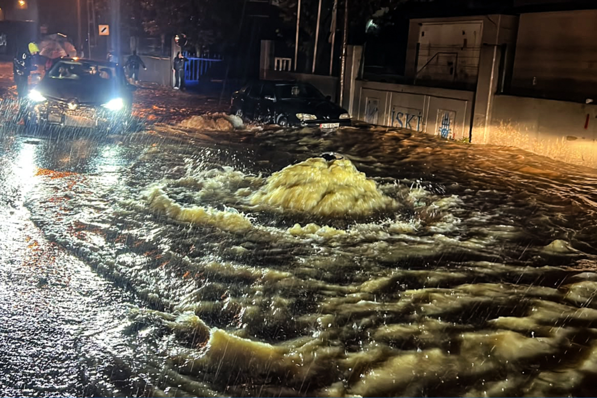 Fatih'te su birikintisinde elektrik akımına kapılan çocuk hayatını kaybetti