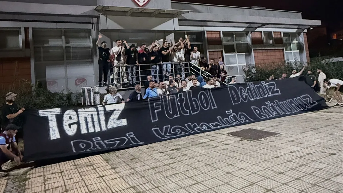 Trabzonspor taraftarlarından TFF'ye protesto!