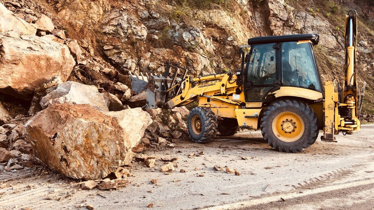 Yalova'da toprak kayması nedeniyle trafiğe kapanan yol açıldı