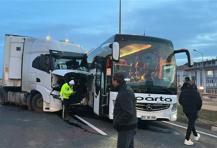 Kütahya’da zincirleme kaza! 3 kişi yaralandı