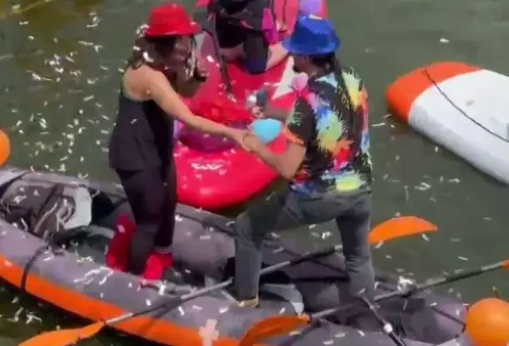Portakal Çiçeği Karnavalı'nın su kortejinde sürpriz evlilik teklifi