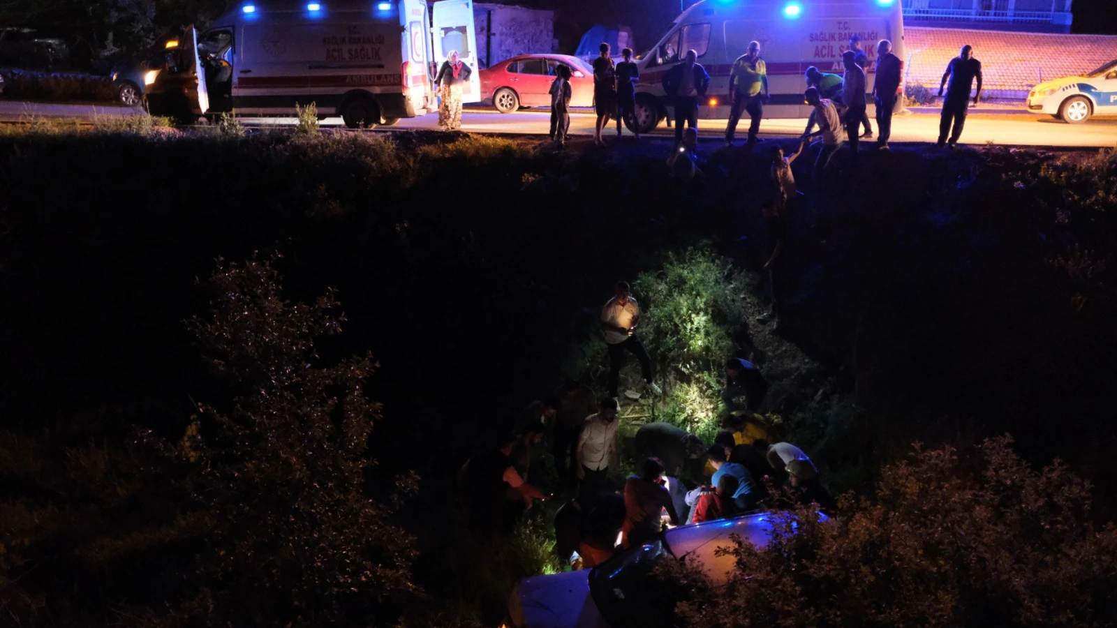 Kayseri'de otomobil dere yatağına uçtu: 3'ü ağır 5 yaralı
